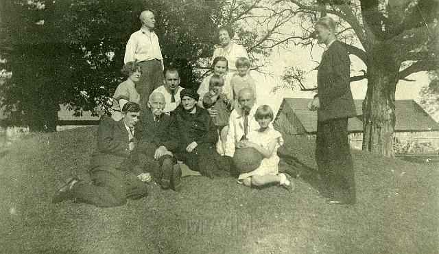 KKE 3139.jpg - Od lewej: Edmund Łasowski, powżej Halina Strawińska, powżej Wacław Bogucki, w białych wąsach Paweł Boguckl, powżej Wilhelm Strawiński, Franciszka Strawińska, obok stojące dziecko  Krystyna Bogucka z Heleną Bogucką, powżej Stefania Strawińska, ponżej dziecko drugie Bogucka, W białej koszuuli Józef Strawińska, Danuta Bogucka, Zbigniew Bogucki.